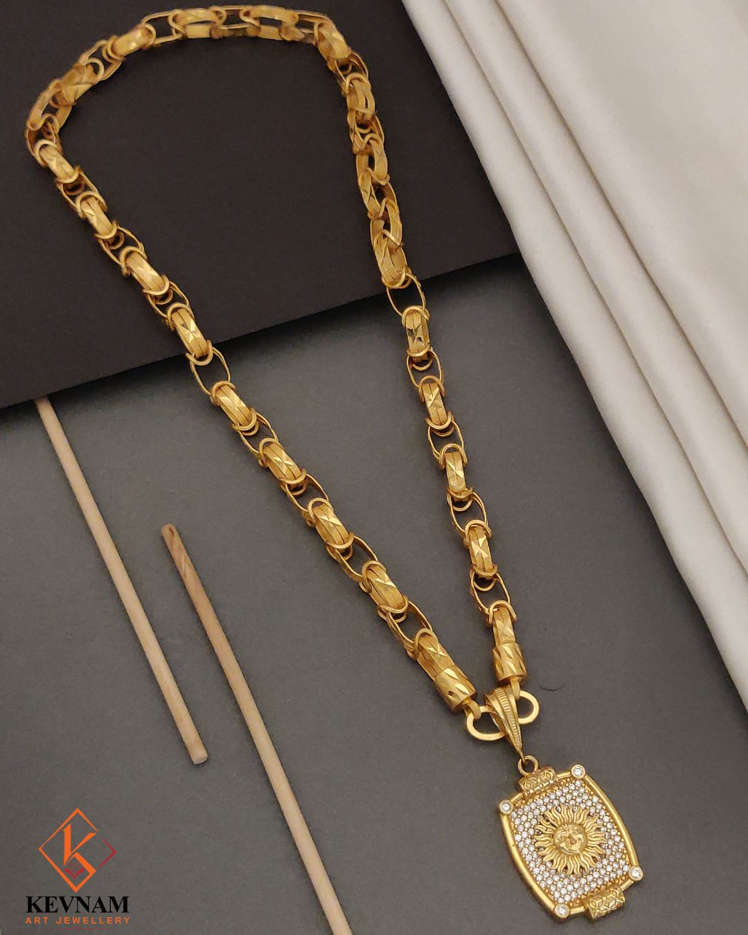 Design Gold Plated Royal Sun Face Pendant Chain for Men.